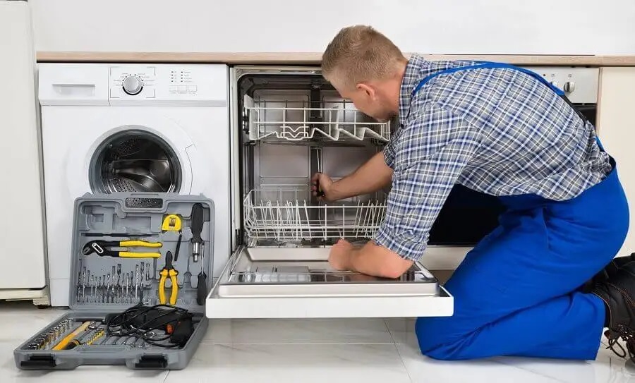 Akyurt Airfel servisi teknisyen ekibi beyaz eşya tamiri yaparken